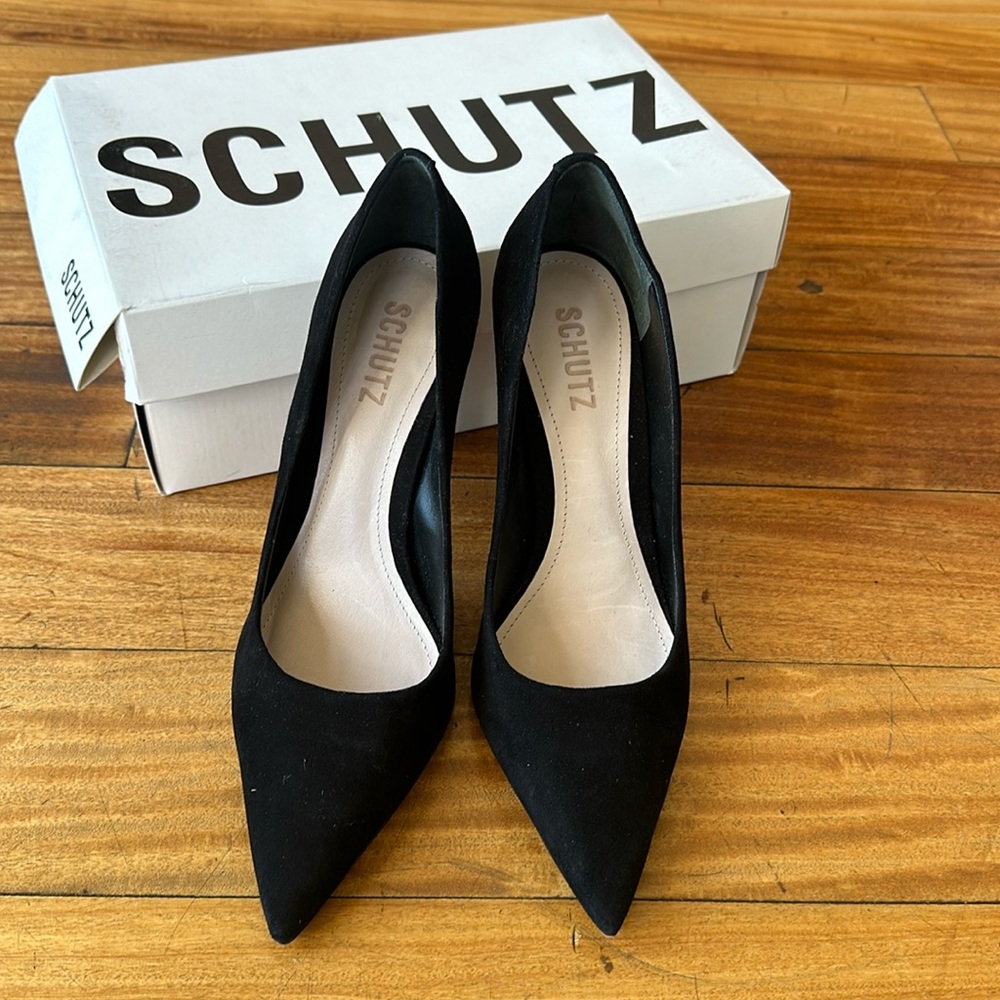 Like brandnew Schutz Lou Black Suede Pump!